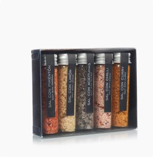 pack-de-sal-con-pimienton-con-limon-con-aceitunas-con-chilliy-con-curry-la-chinata.jpg Balíček Ochucených Solí S Pěti Druhy Koření