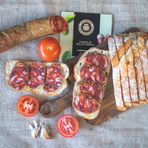 Kousek iberského Choriza z Prasat Krmených Žaludy